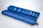 Używana pojemnik do sterylizacji instrumentów endoskopowych Wymiary zewnętrzne: 525 x 120 x 70 mm Wymiary wewnętrzne: 490 x 100 x  42 mm Wykonane z tworzywa sztucznego, autoklawowalne Kaseta jest  w bardzo dobrym stanie technicznym.