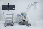 Używany śródoperacyjny aparat RTG SIEMENS ARCADIS Varic VC 10A: Ramię C z wózkiem monitorów Rok produkcji 2010, lampa rok 2009 Zakres ruchu orbitalnego 130° Wzmacniacz obrazu 9″ Tor wizyjny w pełni cyfrowy (rozdzielczość 1024×1024) EASY – system akwizycji z automatycznym doborem dawki, kontrastu i jasności Aparat wyposażony w silną lampę (prąd do 13 mA), której parametry cieplne umożliwiają jej nieprzerwaną pracę przez ponad 50 min Zasilanie: 230 V, 50/60 Hz, Moc: 2,3 kW Pamięć: do 60,000 obrazów, Pełna funkcjonalność DICOM 3.0, Prosta i intuicyjna obsługa, Prawdziwie cyfrowa nawigacja dzięki NaviLink 2D, Aparat jest używany i nosi ślady użytkowania, w pełni sprawny. Stan techniczny widoczny na zdjęciach. Posiada Paszport Techniczny wystawiony w dniu zakupu, ważny przez 12 miesięcy. Gwarancja 3 miesiące.