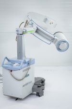 Używany śródoperacyjny aparat RTG SIEMENS ARCADIS Varic VC 10A: Ramię C z wózkiem monitorów Rok produkcji 2010, lampa rok 2009 Zakres ruchu orbitalnego 130° Wzmacniacz obrazu 9″ Tor wizyjny w pełni cyfrowy (rozdzielczość 1024×1024) EASY – system akwizycji z automatycznym doborem dawki, kontrastu i jasności Aparat wyposażony w silną lampę (prąd do 13 mA), której parametry cieplne umożliwiają jej nieprzerwaną pracę przez ponad 50 min Zasilanie: 230 V, 50/60 Hz, Moc: 2,3 kW Pamięć: do 60,000 obrazów, Pełna funkcjonalność DICOM 3.0, Prosta i intuicyjna obsługa, Prawdziwie cyfrowa nawigacja dzięki NaviLink 2D, Aparat jest używany i nosi ślady użytkowania, w pełni sprawny. Stan techniczny widoczny na zdjęciach. Posiada Paszport Techniczny wystawiony w dniu zakupu, ważny przez 12 miesięcy. Gwarancja 3 miesiące.