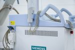Używany śródoperacyjny aparat RTG SIEMENS ARCADIS Varic VC 10A: Ramię C z wózkiem monitorów Rok produkcji 2010, lampa rok 2009 Zakres ruchu orbitalnego 130° Wzmacniacz obrazu 9″ Tor wizyjny w pełni cyfrowy (rozdzielczość 1024×1024) EASY – system akwizycji z automatycznym doborem dawki, kontrastu i jasności Aparat wyposażony w silną lampę (prąd do 13 mA), której parametry cieplne umożliwiają jej nieprzerwaną pracę przez ponad 50 min Zasilanie: 230 V, 50/60 Hz, Moc: 2,3 kW Pamięć: do 60,000 obrazów, Pełna funkcjonalność DICOM 3.0, Prosta i intuicyjna obsługa, Prawdziwie cyfrowa nawigacja dzięki NaviLink 2D, Aparat jest używany i nosi ślady użytkowania, w pełni sprawny. Stan techniczny widoczny na zdjęciach. Posiada Paszport Techniczny wystawiony w dniu zakupu, ważny przez 12 miesięcy. Gwarancja 3 miesiące.