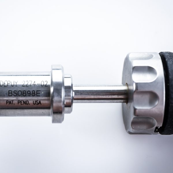 Używany uchwyt śrubokręta grzechotkowego marku DePuy Numer katalogowy: 2274-02 Długość całkowita: 18 cm Średnica otworu: 8 mm Narzędzia są używane i nosi ślady użytkowania, w pełni sprawne. Stan techniczny widoczny na zdjęciach.