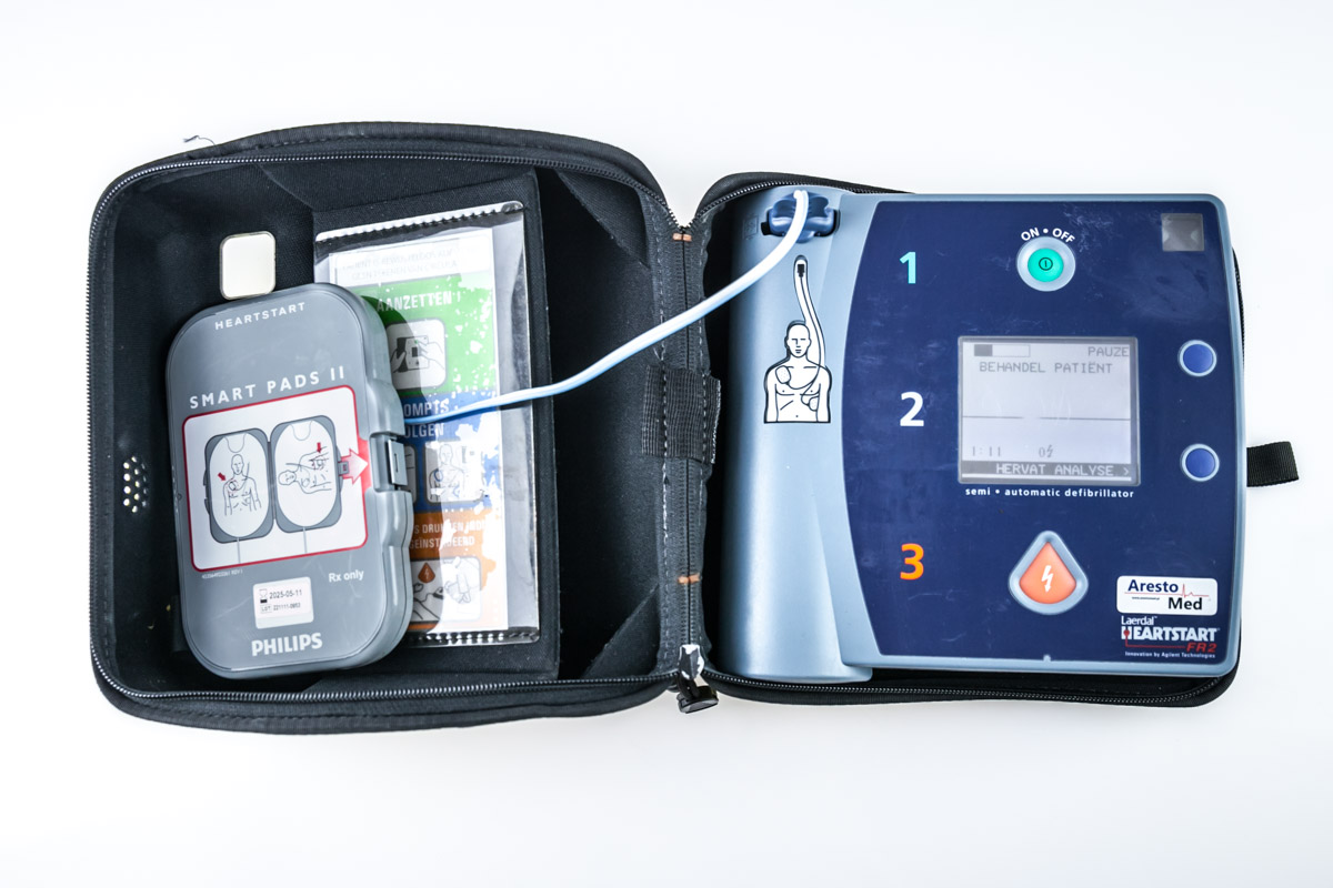 3d18f738f496c28b135e45e39f42c63f.jpg Philips Laerdal Heart Start FR2+ Defibrylator AED (2) - obrazek 1