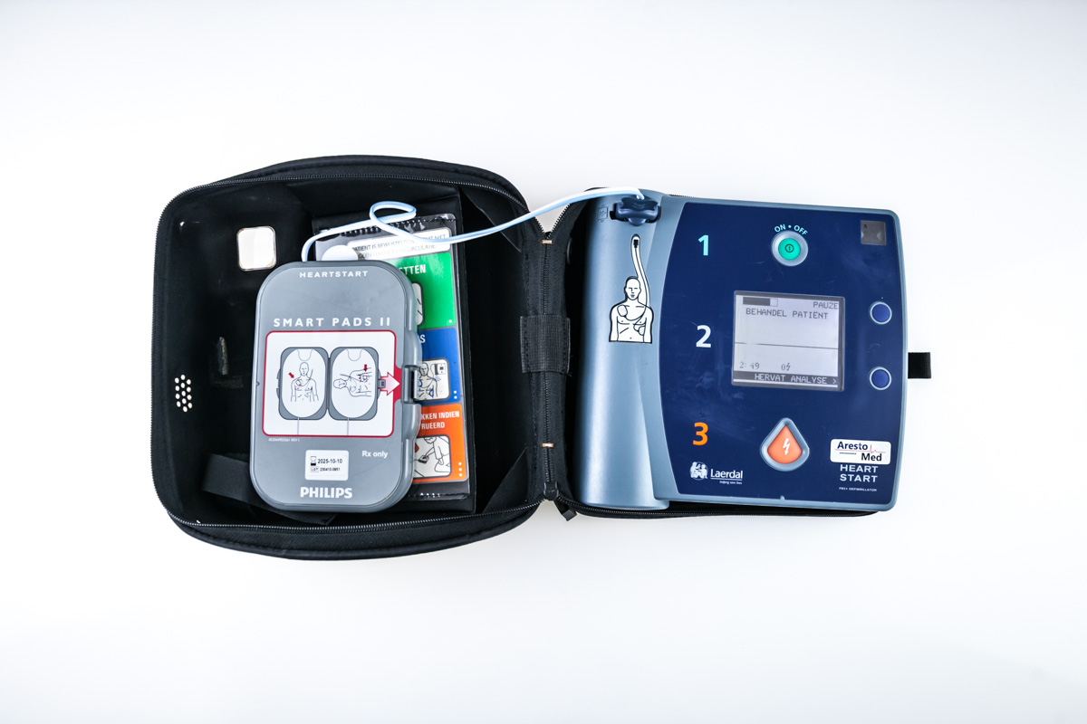 465586e86203e446f0a1f43de00272eb.jpg Philips Laerdal Heart Start FR2+ Defibrylator AED (1) - obrazek 1